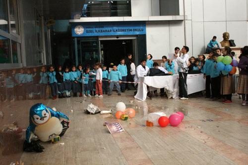 Beşinci kattan d&uuml;şen yumurta kırılır mı? Hemen herkesin 'evet' diye cevap vereceği bu soruya 'hayır' diyen ilk&ouml;ğretim &ouml;ğrencileri, havanın kaldırma kuvvetinden yararlanıp yumurtaları kırmadan yere indirmeyi başardı.