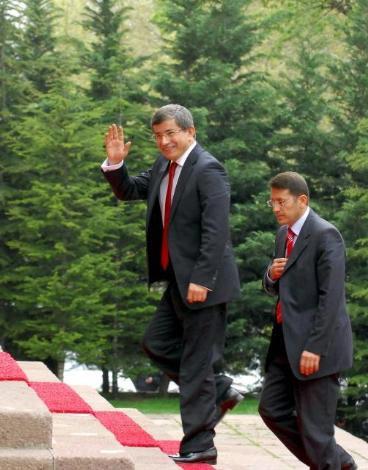 Bakanlar Kurulu, Başbakan Recep Tayyip Erdoğan başkanlığında toplandı. Toplantıya, yeni göreve başlayan bakanlar da katıldı. 27 koltuklu ilk Bakanlar Kurulu'ndan ilk kareler: