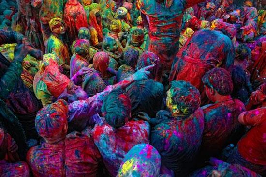 Baharın sonu yazın başlangıcını kutlayan Hindular, kast farklılıklarını bir kenara atıp bu çılgın festivalde doyasıya eğleniyor..