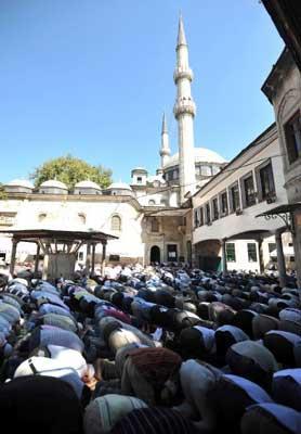 11 ayın sultanı Ramazan'ın ilk cuması nedeniyle milyonlarca müslüman camilere koştu.