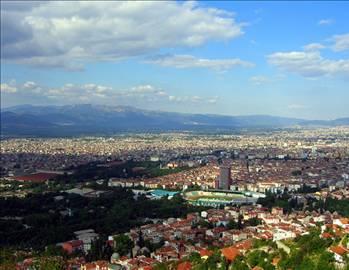 BURSA
Kentte emlak fiyatları, 2008 rakamlarının yüzde 5,09 altında. Diğer kentlerde olduğu gibi periferideki semtlerin değerleri artıyor. Kentin en pahalı semti olan Kükürtlüde çok az bir düşüş varken bir dönemin gözde bölgeleri Çekirge ve Altıparmakta yüzde 9a varan düşüşler görülüyor. Son bir yıl içinde en fazla değerlenen semt Emirsultan.