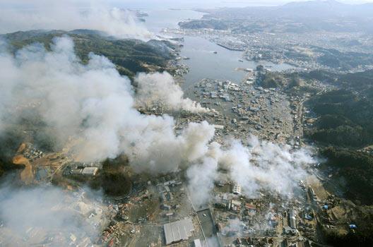 Deprem ve tsunami ülkede birçok bölgede yangına neden oldu