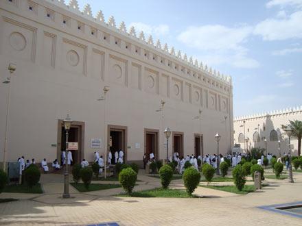 Kabe vinçlerin gölgesinde kaldı