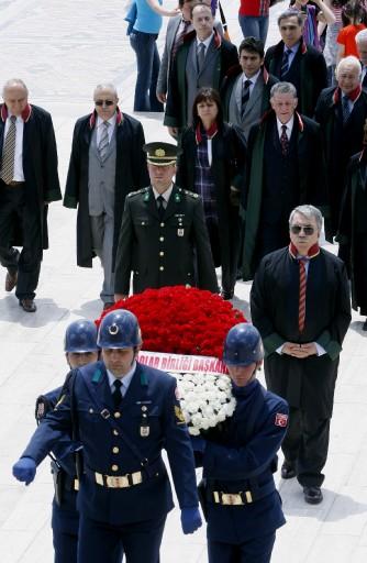 Türkiye Barolar Birliğinin (TBB) 30. Olağan Genel Kurulu'nda yeniden başkan seçilen Özdemir Özok ile yeni yönetim, denetim ve disiplin kurulu üyeleri Anıtkabir'i ziyaret etti.