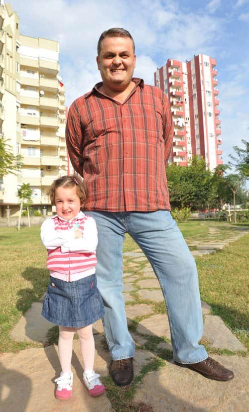 Bir süre sağlıklı yaşam süren Ekşi'nin yeni böbreği 2004 yılında çalışmaz hale geldi. Bunun üzerine diyalize başlayan 1.90 santimetre boyunda, 125 kilogram ağırlığındaki Ekşi'nin vücudu aşırı su tutup, daha çok rahatsızlık verince, bu kez babası Hasan Ekşi'nin bağışladığı böbrek dördüncü organ olarak Yunus Ekşi'ye nakledildi.
<BR>
Babasından nakledilen böbrek de ancak iki yıl dayandı. Yunus Ekşi yeniden diyalize girmeye başladı ve bu kez de damar yolları tıkandı. Sağlık Bakanlığı'nın acil nakil gereken hastalar listesine alınan Ekşi'ye geçen yıl Muğla'da trafik kazasında yaşamını yitiren 19 yaşındaki gencin böbreği nakledildi. 11 ay sonra Ekşi'nin yeni böbreği de iflas edince 7 ay sonra yine kadavradan vücuduna yeni bir böbrek yerleştirildi.
<BR>
Böbrek naklini kendisini için ''alışılmış bir durum'' olarak tarif eden Ekşi, diyalize girmektense nakil yaptırmayı tercih ettiğini belirterek, duygularını şöyle paylaşıyor:
''İkisi kendimin olmak üzere dört nakil böbreğim var. Ben alıştım. İki tedavi şıkkınız var. Ya diyaliz ya da nakil. Kimse ölümü tercih edemez. Diyaliz yerine nakli tercih edip mücadele ediyorsunuz. Diyalize girmediğiniz bir gün kardır. Nakilden sonra 'ne kadar gidecek' diye kaygılanıp dua ediyorsunuz.
İlginç bir duygu çünkü değişik insanların böbrekleri vücudunuzda duruyor ama çoğunluk bende, ikisi benim. Bir günün beyliği de beyliktir. Nakil korkulacak bir şey değil. İlk başta çekiniyor insan ama korkulacak şey değil.''
<BR>
Yakınlarına böbrek bağışlayacaklardan da ürkmemelerini isteyen Ekşi, annesinin 12 yıl önce kendisine bir böbrek verdiğini hatırlatarak, ''Annemin 10 yıldır doktora bile gittiğini görmedim'' dedi.
<BR><BR>
Ekşi, 4 yılda kendisine 3 kez böbrek nakli yapan Medical Park Hastanesi Organ Nakli Merkezi Başkanı Prof. Dr. Alper Demirbaş ve ekibini artık ailesinden bir parça olarak gördüğünü belirterek, ''Alper hocam bana 'başımın belası' olarak sesleniyor. Ben de 'bir gün öleceksem de senin elinden öleceğim, kaçışın yok hocam' diye takılıyorum'' diye konuştu.