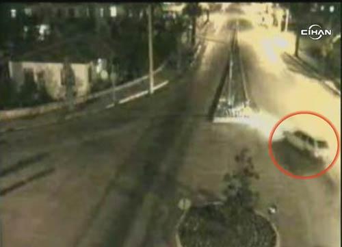 Muğla'nın Fethiye ilçesinde meydana gelen trafik kazasında karşı şeride geçerek takla atan araçta bulunan 3 kişi yaralandı. Kaza anı MOBESE kameraları tarafından saniye saniye kaydedildi.