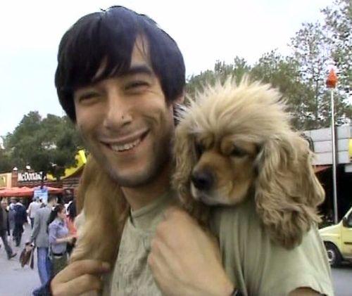 Beyoğlu'nda köpeği ile gezmeye çıkan vatandaş, Taksim Meydanı'nda sırtına aldığı köpeği ile yürürken görüntülendi. Son günlerde medyada boy gösteren hayvanlara eziyet ve işkence haberleri ile sarsılan vatandaşlar, "Hayvan sevgisi işte burur" dediler...