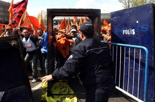 Ankara'daki 1 Mayıs kutlamalarının yapılacağı Sıhhiye Meydanı'na girişlerdeki arama noktasında polis ile göstericiler arasında arbede çıktı. Polis olayları yatıştırmak için havaya ateş açtı.
