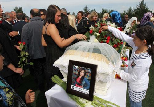 Norveç'in Ütoya şehrindeki saldırıda ölen Türk kızı Gizem Doğan'ın cenaze töreni, izdiham nedeniyle Trondheim'daki Türk camiine yakın statta gerçekleştirildi.
