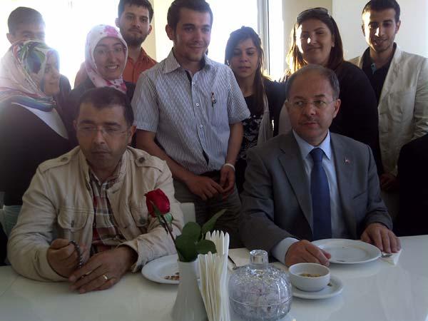 Sağlık Bakanı Recep Akdağ, ulusal basının yöneticilerini seçim bölgesi ve memleketi Erzurum'da ağırladı. Akdağ, gazetecilere şehri bizzat gezdirdi. Gezinin sonu keyifli bir geceyle bitti.