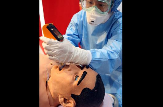 <strong>26. Domuz gribine yakalanmayan robot</strong> <br><br>
2009 -> Japonlar için robot demek, insanlığa her alanda hizmet edebilecek cihazlar anlamına geliyor. 2009'da dünyayı kasıp kavuran ve halk arasında domuz gribi olarak tanımlanan H1N1 virüsüyle mücadelede, Swine isimli bu robotun önemli bir görevi bulunuyordu.