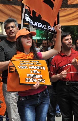 Halkevleri üyeleri, ekonomik krizin önlenmesine yönelik politikaları protesto etti. Her ilden gelen göstericiler kendi sorunlarını belirten bir pankart taşıdılar