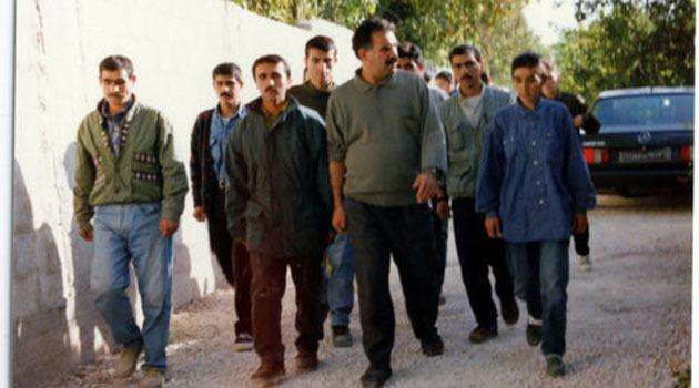 Terörist başı Abdullah Öcalan'ın bilinmeyen fotoğrafları... Öcalan'ın plajda ve kaldığı villanın havuzunda yüzerken, futbol oynarken, kadın teröristlerle doğum günü kutlarken görüntüleri çıktı.