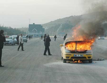 Gölbaşı'nda silah araması yapılan alanın yakınlarında yarım saat arayla iki araç yangını meydana geldi. Seyir halinde alev alan bir taksi ve bir transit minibüs alev alev yandı.