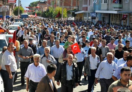 Şırnak'ın Beytüşşebap ilçesinde teröristlerce düzenlenen saldırıda şehit olan Piyade U. Çvş. Özgür Küçük ile Hüseyin Kıraç İzmir'in ve Mersin'de düzenlenen törenle toprağa verildi.