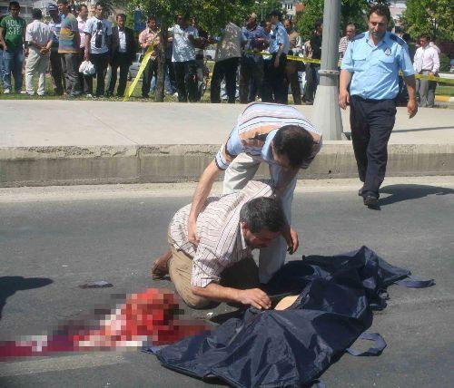 İlköğretim okulu öğrencisi 14 yaşındaki Muhammet Taha Demir bisikletleriyle sahile giderken hızla gelen aracın altında kaldı. O sırada da babası da oradaydı.