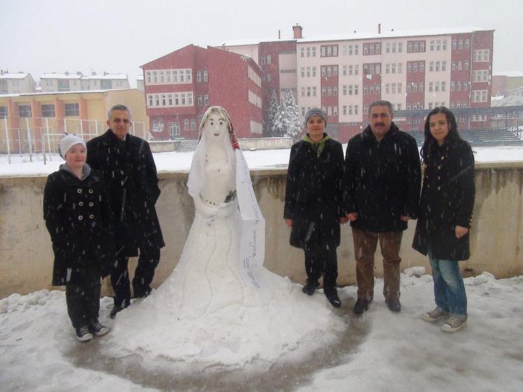 <br />Yarışmanın birincisi parka giydirilmiş kardan adam, ikinci merdivende güneşlenen kız, üçüncü ise kardan gelin kız ile semazen oldu. <br />