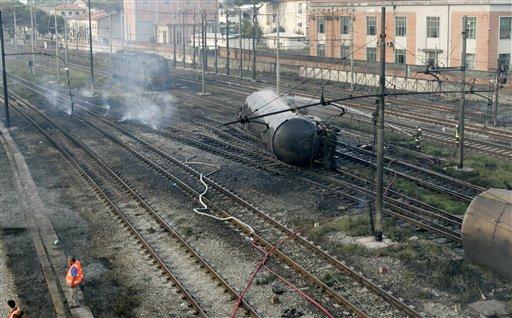 İtalya Viareggio kasabası istasyonunda raydan çıkan, sıvılaştırılmış doğal gaz yüklü iki vagonda meydana gelen patlama sonucu onlarca kişi öldü, ortalık savaş alanına döndü