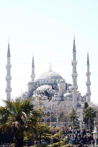 Dünya Motokros Şampiyonası'nın, İstanbul'da yapılacak 3. ayağı öncesi, dünyanın en usta motokrosçuları Sultanahmet'te akrobasi gösterileri yaptı.