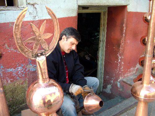 Hiçbir iş bağlantısı olmadığı halde yaptığı alemlerin kalitesini duyan kişilerin kendisini arayıp bulduğunu anlatan Ayhan, kendisine gösterilen ilgiyi, "İşimi çok seviyorum, yaptığım her alemi evladım gibi görüyorum." diyerek özetliyor. Meslekteki 43. yılını geride bıraktığını anlatan Savut, yaptığı alemlerin kararmamasından dolayı dünyanın çeşitli bölgelerinden arandığını söylüyor. Savut'un telefon numarasına ulaşamayan yurt dışındaki bazı kişiler ise, bizzat Bursa'ya gelerek Tarihi Kayhan semtindeki atölyeden siparişlerini veriyor.
<br><br>
<b>İŞ ALEME GELİNCE CAMİ DERNEĞİNDE PARA BİTMİŞ OLUYOR</b>
<br><br>
Dedesi Bakırcı Mustafa Efendi'nin Osmanlı döneminin ünlü alem ustalarından olduğunu hatırlatan 63 yaşındaki Alemci Ayhan Savut, şunları söyledi: "Alem, caminin türbenin şanıdır, cilasıdır. İyi bir mimari, ışıl ışıl parlayan alemle bütünleştiği zaman heybetli olur. Oraya bakan gözler kamaşır, büyüsüne kapılır. Bu yüzden bakırdan yapılan alemin kararmaması lazım. Biz bu mesleği hem mektepli hem de alaylı olarak yapıyoruz. Sırrımız yaptığımız özel karışım vernikte. Bu karışım alemin kararmasını engelliyor, her türlü hava şartlarında parlıyor. Hele dört mevsim yaşanan yerlerde yaz ile kış arasındaki sıcaklık farkı 40 -50 dereceyi bulduğundan, hava değişiminden kaynaklanan tahribat alemde ustalık farkını ortaya çıkarıyor. Ben eserlerimde Osmanlı mimarisinin özeliklerini yansıtıyorum. Camiler, genellikle cemaat arasında toplanan paralarla yaptırılıyor. İnşaat ve diğer işler bittikten sonra en son caminin süsü olan aleme sıra geliyor ve o aşamada para da bitmiş oluyor. Bunun için bizim işimizde para kazanmak biraz zor."
