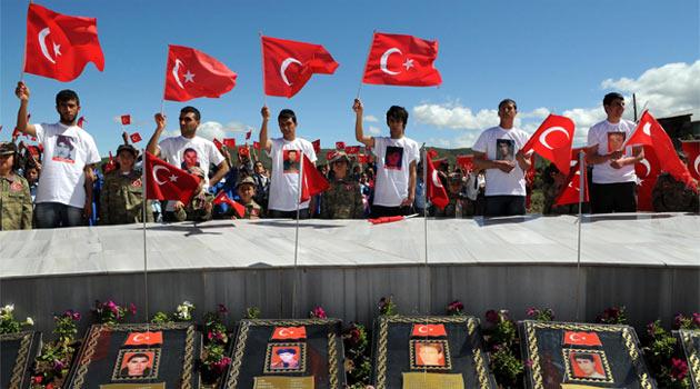 Bingöl'de, 1993'te birliklerine giderken PKK tarafından şehit edilen 33 er anıldı.