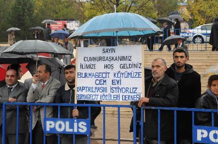 Cumhurbaşkanı Abdullah Gül, Tunceli'de coşkuyla karşılandı. Vatandaşlarla sohbet eden ve tek tek hal hatır sorarak kucaklaşan Gül, 'Sen hoşgeldin Sayın Cumhurbaşkanım, başımızın üstünde yerin var'' yazılı dövizlerle karşılandı.