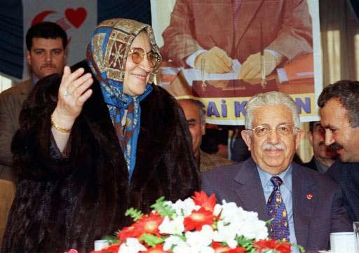 Mebrure Kutan, FP Kadın Kollarının çayında ismi anons edilince ayağa kalkıp selamla yaparken (Anadolu Ajansı / Hamza Şahin)