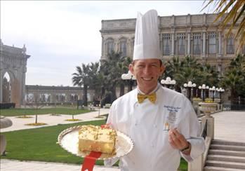 İstanbul'da Çırağan Sarayı Kempinski Oteli'nde sipariş üzerine yapılan ve üzerine 24 ayar altın serpilen 'Sultan'ın Altın Keki'- 1000 dolar