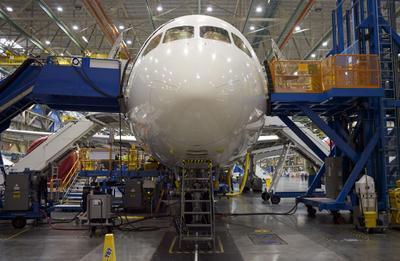 ABD'li uçak üreticisi Boeing, yıllardır piyasaya sürmeye çalıştığı ve üretiminde metal kullanılmayan 'rüya uçağı' 787 Dremliner modelini Japon All Nippon Airways'e teslim etti.