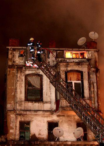 Beyoğlu'nda işçilerin kaldığı bina alev alev yandı. 5 katlı binanın 5'inci katında çıkan yangında 1 kişi hayatını kaybetti. binada mahsur kalan bir kişiyi ise itfaiye son anda kurtarmayı başardı.
