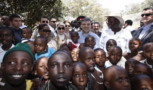 Cumhurbaşkanı Abdullah Gül, eşi Hayrünnisa Gül, Devlet Bakanı Said Yazıcıoğlu, Ulaştırma Bakanı Binali Yıldırım ve heyettekilerle Nairobi Ulusal Parkı'n çitaların bulunduğu kafese girdi ve çita sevdi...
