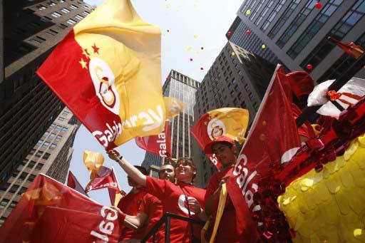 New York'ta 28'inci geleneksel Türk Günü Yürüyüşü ve Festivali büyük bir coşkuyla yapıldı. Törenlere F.Bahçe, G.Saray, Beşiktaş, Trabzon ve Karşıyaka taraftarları damga vurdu.