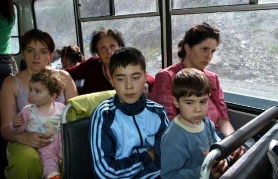 Tarih 5 Ağustos. Kafkaslar yine barut fıçısı. Olan yine çocuklara oluyor. Yüzlerce aile çocuklarını güvenli bölgeye gönderiyor.