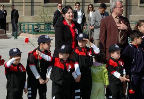 Adalet: Adalet duygusunun önemini, gazetelerden seçeceğiniz olumlu ya da olumsuz haber örnekleriyle tartışın. Ülkeler arasındaki anlaşmazlıklar, polisiye olayları anlatan haber örnekleriyle kişiler, kurumlar ve toplumların niçin adalet duygusuna sahip olması gerektiğini değerlendirin. Bu tarz bir iletişim, çocuğun karakter oluşumu yanında olayları algılama ve çözümleme yeteneğini de geliştirecektir.