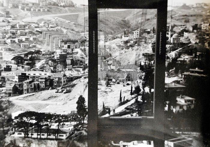 <br><br> "DEDİKODULAR KÖPRÜ İNŞAATINI ENGELLİYORDU"
<br><br>
Naci Şahin, inşaat başlamadan önce bir çok dedikodunun çıktığını hatırlatan Naci Şahin, bugün gereksiz denilen boğaza üçüncü köprüye dikkat çekti. Şahin, insanlara hizmet amaçlı yapılacak her çalışmanın önemli olduğunu söyledi. Şahin, kendisinin bile 'Biz fakiriz, fukarayız. Köprü için harcayacak paramız yok. Gerek yok' gibi söylemleri desteklediğini ve yanlış yaptığını anlattı.<br><br>
Almanya'da pedagog olarak çalıştıktan sonra emekli olan Naci Şahin, Türkiye'ye döndü. Yılın yarısını Almanya'da yarısını ise Kayseri'de geçiriyor. Yozgat doğumlu olan şahin, 1970'li yıllarda askerlik sonrasında güreş sporuyla birlikte eğitimini İstanbul'da sürdürdü. Gurbetçi Şahin, Fenerbahçe Güreş Takımı'nda kaldığını ve o dönemde eğitimini devam ettirmek için Karayolları 17. Bölge Müdürlüğü'nde fotoğrafçılık işi bulduğunu anlattı.