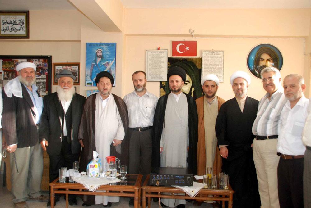 EHDAV Vakıf Merkezi'nde düzenlenen toplantıya Iraktan gelen Ehl-i Beyt İlimler Merkezi olan Irak Necef-i Eşref'ten büyük taklit mercii Ayetullah Uzma Seyyid Muhammed Sait El-Hekim'in oğlu Seyyid İzzettin El-Hekim, Muhammed Said El Hekim, Şeyh Muhammed Telefleri, Suriyeden ise Şeyh Lokman Bedir El Ğurra ve beraberindeki heyet katıldı.