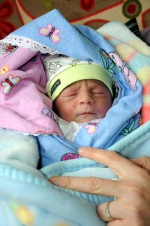 2 g&uuml;n &ouml;nce Sivas Devlet Hastanesi'nde d&uuml;nyaya gelen Sağırlı ailesinin yeni &uuml;yesini, kendisini hi&ccedil; g&ouml;remeyen babasından yoksun bir hayat bekliyor...