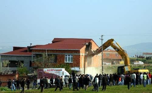Sultanbeyli'de yaklaşık 50 gecekonduyu yıkmak için gelen yıkım ekipleri ile gecekondu sahipleri arasında kavga çıktı. Yıkım sırasında objektiflere yansıyan kareler insanın kanını dondurdu: