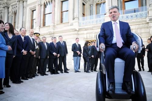 Cumhurbaşkanı Abdullah Gül, Toyotanın tek kişilik elektrikle çalışan aracı i-Reali kullanmıştı.