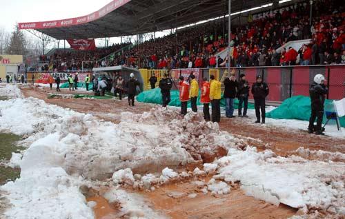 Süper Lig'de üç haftadır istediği sonucu alamayan Eskişehirspor, şeytanın bacağını kırdı. Eskişehirspor - Kayserispor maçı sahibi takımın 1-0 üstünlüğüyle tamamlandı.