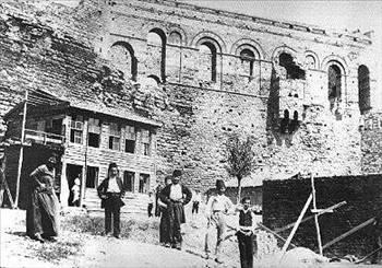 İstanbul un Osmanlılar tarafından alınmasından sonra ,bu bölgedeki surlara bir kapı yaptırıldı. Bu kapı yakınlarındaki Blakhernai (Büyükler sarayı) denilen görkemli Bizans 
yapısından dolayı semte Ayvan sarayı denilmeye başlandı.İsim zamanla Ayvansaray 
olarak değişti