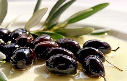 <b>ABDnin yeni trendi: Kalamata zeytini</b><br>
Sandviç ve kanapelerin vazgeçilmezleri arasına giren kalamata zeytini, son zamanlarda oldukça revaçta. Özellikle ABDde oldukça moda olan kalamata zeytini, Avrupada da çok tüketiliyor. Türkiyede iri olması nedeniyle eşek zeytini adı verilen bu tür, normal zeytinin iki katı büyüklüğünde. Ödemiş, Tire ve Akhisar yörelerinde yetişen bu zeytin, adı Yunanistanın Kalamata yöresinden geliyor. Bu zeytin sirkeyle terbiye ediliyor ve mayalanıyor. Tadı ise turşuya benziyor. Bu zeytinin aynı zamanda iyi bir hiraç ürünü olduğunu söyleyen Hisar Zeytincilik Gıda Mühendisi Kemal Cengiz, Özellikle ABD, Türkiyeden her yıl 5 bin ton kalamata zeytini ihracatı yapıyor. Ancak üretim hala yetersiz diyor. Bu zeytinin yetiştiriciliğinin yanı sıra değişik ambalajlarda pazarlamasının da yapılabileceğini kaydeden Cengiz, yaklaşık 700 bin TLlik yatırımla, 200 adet zeytin tankı alınabileceğini ve zeytin kilogramının 2,5 liradan satılabileceğini ifade ediyor.
