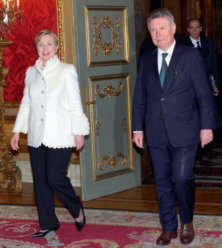 ABD Dışişleri Bakanı Hillary Clinton, eşinin Başbakan olduğu yıllardaki resmi ziyaretinden yıllar sonra bu kez bakan sıfatıyla resmi bir ziyaret için Ankara'yı ziyaret etti.