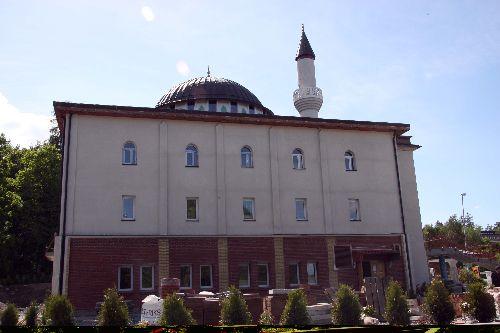 İsveç'teki Türklerin büyük özverisiyle inşa edilen Fittja Camisi'nin bitirilmesi için Stockholm'deki Türkler seferber oldu.