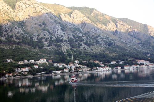 Kotorda sabah.. Dar bir boğazdan girdiğimiz Kotor Körfezi, olanca ihtişamıyla karşımızda. Birazdan güneş yükselecek ve bu manzara kaybolacak.