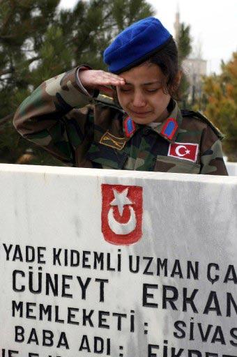 CANAKKALE ZAFERI'NIN 93. YIL DONUMU VE SEHITLERI ANMA GUNU NEDENIYLE SIVAS'TA ANMA PROGRAMI DUZENLENMIS, YUKARI TEKKE SEHITLIGINDEKI TORENDE GAZI COCUGU OLAN LEYLAN BIYIK'IN SEHIT MEZARLARI BASINDA GOZYASLARINI TUTAMADIGI GORULMUSTU. (EMINE KONUK)