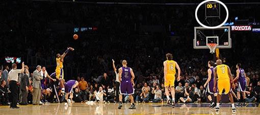 L.A. Lakers sahasında Sacramento Kings'i 109-108 yenerken Kobe'nin son salisede attığı 3'lük maça damgasını vurmuştu. NBA üst yönetimi, Kobe Bryant'ın Sacramento maçında son salisede attığı 3'lüğü tescilledi.