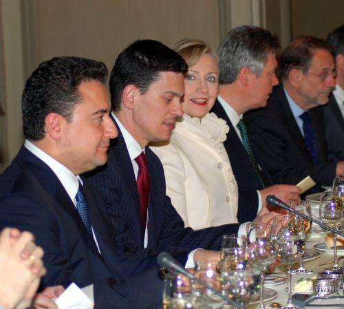 ABD Dışişleri Bakanı Hillary Clinton, eşinin Başbakan olduğu yıllardaki resmi ziyaretinden yıllar sonra bu kez bakan sıfatıyla resmi bir ziyaret için Ankara'yı ziyaret etti.