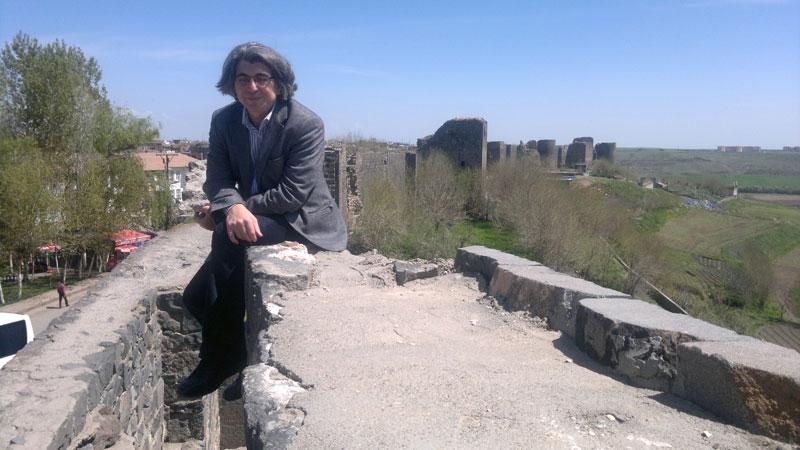 Hurriler, Mitanniler, Hititler, Asur, Med, Pers, Roma, Bizans, Arap, Artuklu, Anadolu Beylikleri, Selçuklu ve Osmanlı uygarlıklarının mesken tuttuğu Diyarbakır tarihi dokusunu korumayı başarabilen nadir illerimizden... Peygamber Kabirleri, Sahabe türbeleri, Camileri, Kiliseleri, Höyükleri, Medreseleri, Hanları ve mimari farkını ortaya koyan Diyarbakır Evleri ile Diyarbakır, kapılarından içeri girildiğinde insanı tarihin derinliklerine girmiş gibi hissettiren bir atmosfere sahip...