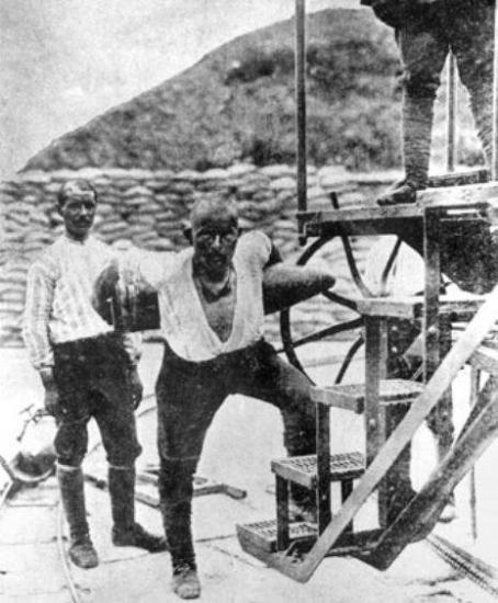 Çanakkale direnişinin simgelerinden Seyit Onbaşı 258 kg'lık top mermisini taşırken.